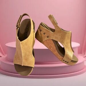 NIB Corkys Carley Smooth Taupe Wedge Sandal Sz 9